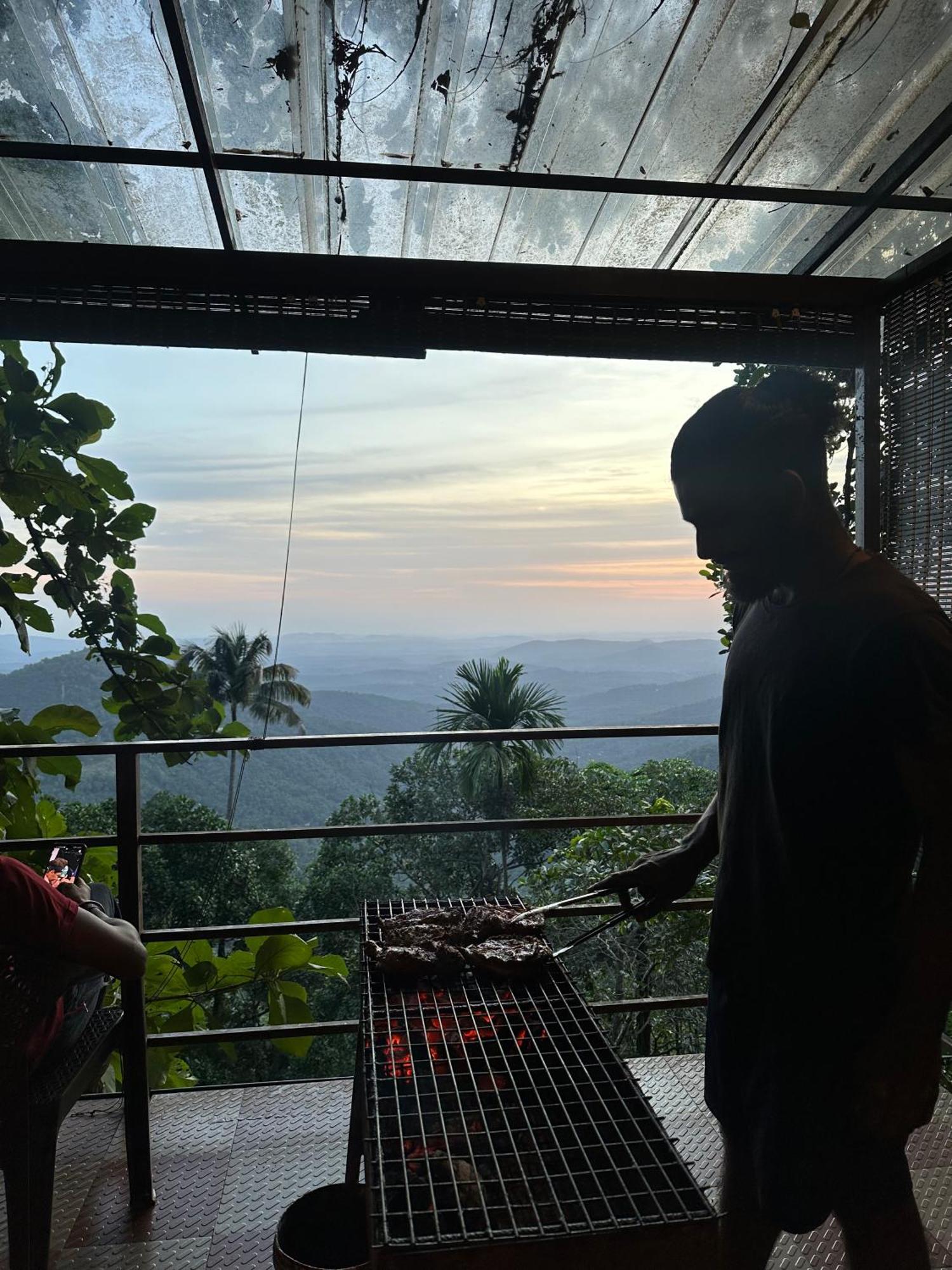 Sunset Valley Kerala Pool Resort - Serene Natural Forest Cottage Stay In Idukki With Sunrise & Sunset Panoramas, Natural Streams & Tranquil Summer Evenings Pīrmed Eksteriør billede