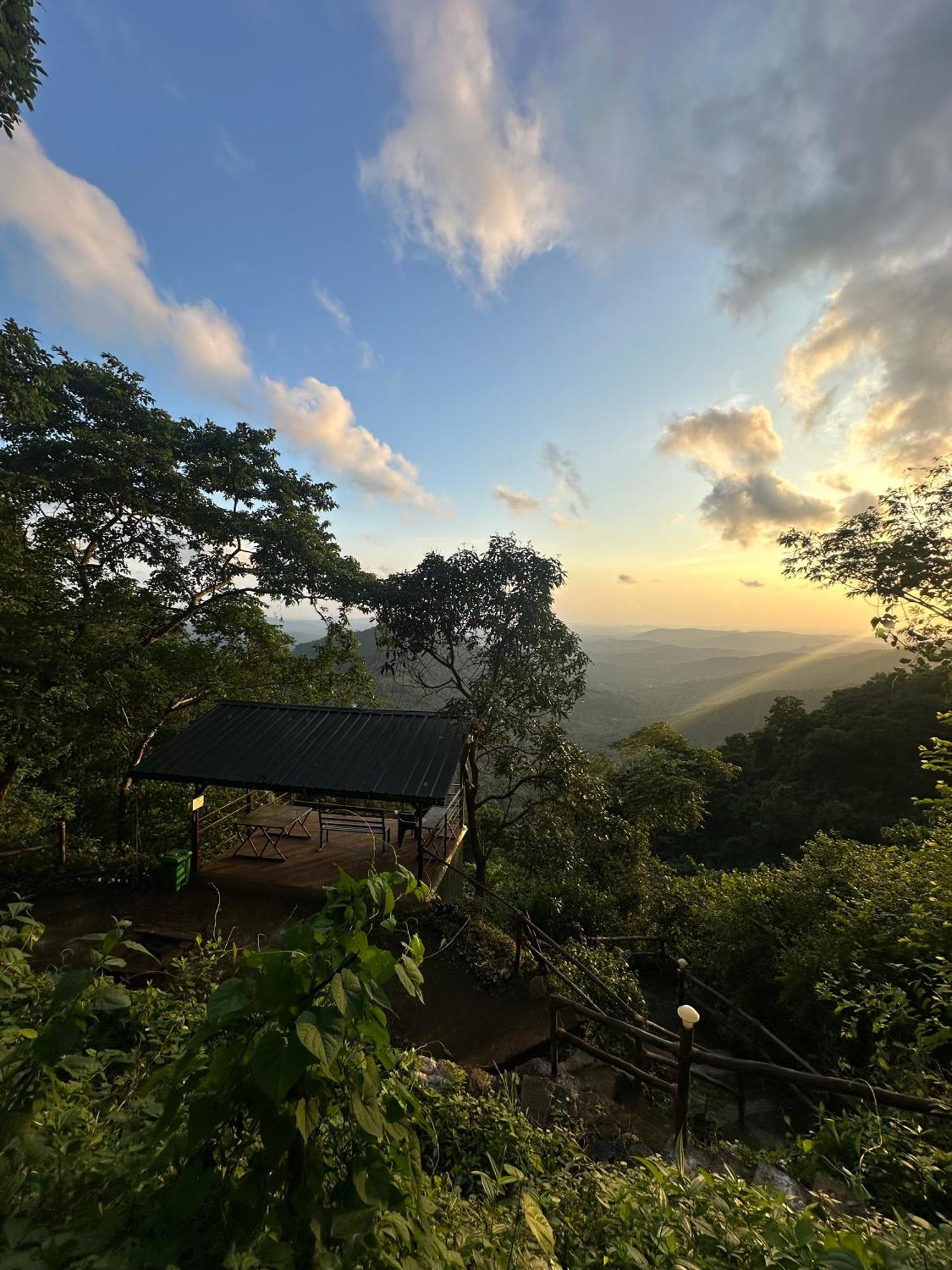 Sunset Valley Kerala Pool Resort - Serene Natural Forest Cottage Stay In Idukki With Sunrise & Sunset Panoramas, Natural Streams & Tranquil Summer Evenings Pīrmed Eksteriør billede